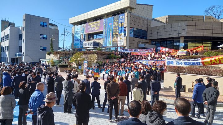 [안동=뉴시스] 18일 안동시청에서 권기창 안동시장과 김학동 예천군수가 대구경북 행정통합 반대 성명을 발표하고 있다. 2024.11.18. spring@newsis.com *재판매 및 DB 금지