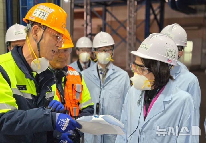 [서울=뉴시스] 강인선 외교부 2차관은 18일 배터리 소재 업체인 포스코퓨처엠의 세종시 공장을 방문해 업체 관계자로부터 설명을 듣고 있다. (사진= 외교부 제공) 2024.11.18. photo@newsis.com