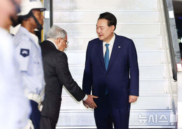 [리우데자네이루=뉴시스] 조수정 기자 = 윤석열 대통령이 17일(현지시각) 주요 20개국(G20) 정상회의 참석차 브라질 리우데자네이루 갈레아오 공군기지에 도착해 오를란드 쎌쏘 팀포니 브라질 외교부 의전관과 인사하고 있다. 2024.11.18. chocrystal@newsis.com