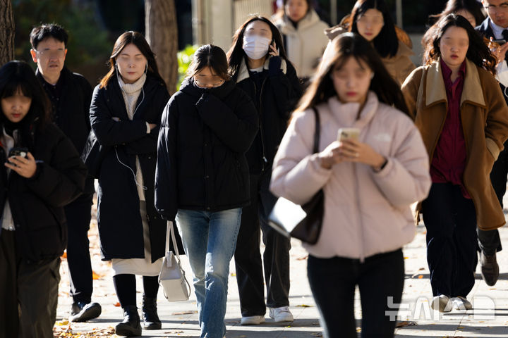 [서울=뉴시스] 김근수 기자 = 추운 가을 날씨를 보인 18일 서울 중구 세종대로에서 시민들이 출근길에 나서고 있다. 2024.11.18. ks@newsis.com