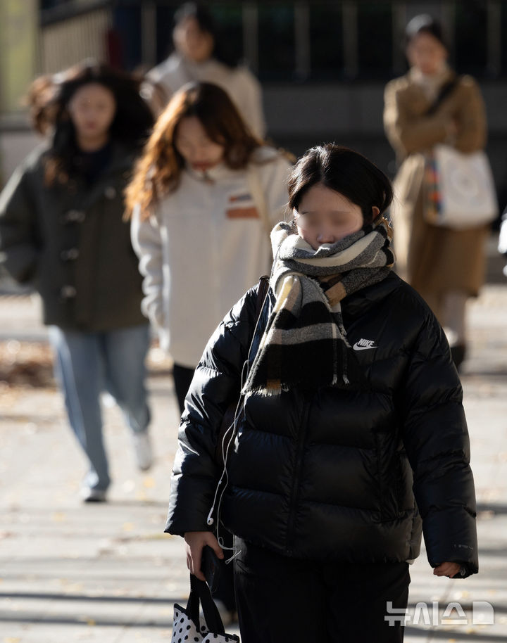 [서울=뉴시스] 김근수 기자 = 추운 가을 날씨를 보인 18일 서울 중구 세종대로에서 시민들이 출근길에 나서고 있다. 2024.11.18. ks@newsis.com