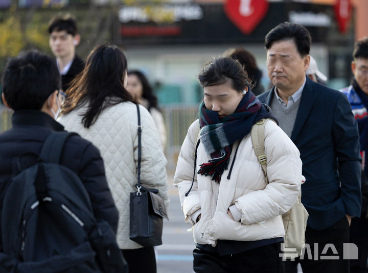 [서울=뉴시스] 김근수 기자 = 추운 가을 날씨를 보인 18일 서울 중구 세종대로에서 시민들이 출근길에 나서고 있다. 2024.11.18. ks@newsis.com