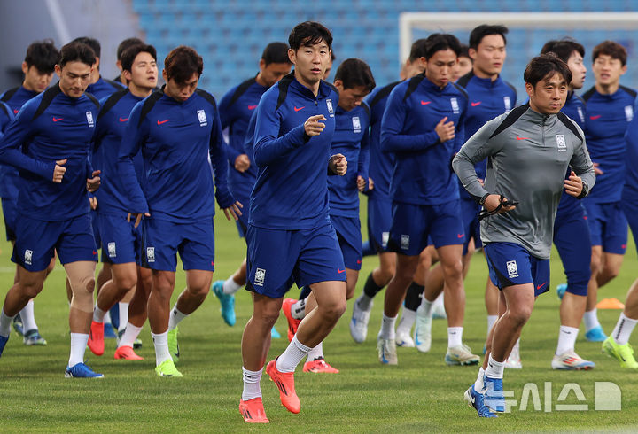 [암만(요르단)=뉴시스] 이영환 기자 = 축구 대표팀 손흥민 등 선수들이 18일 오후(현지시각) 요르단 암만 국제 경기장에서 훈련을 하고 있다.홍명보 감독이 이끄는 축구 대표팀은 오는 19일 이곳에서 팔레스타인과 2026 국제축구연맹(FIFA) 북중미 월드컵 아시아 3차 예선 B조 6차전을 치른다. 2024.11.18. 20hwan@newsis.com