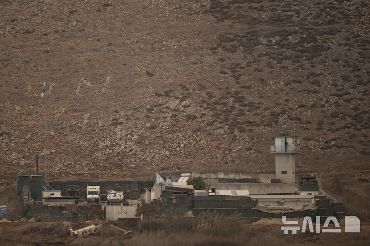 [레바논=AP/뉴시스] 지난 19일(현지시각) 레바논 주둔 유엔평화유지군(UNIFIL) 기지 탑 꼭대기에 유엔 군인이 서 있는 모습. 이스라엘과 헤즈볼라는 27일 오전 4시 휴전에 돌입하기로 합의했다. 2024.11.27.