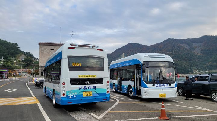 [통영=뉴시스] 통영시는 친환경대중교통 전환의 일환으로 섬마을인 사량도에 40인승 전기저상버스 2대를 투입해 지난 15일 시운전 후 18일부터 본격적인 운행에 나섰다고 19일 밝혔다. 사량도에서 운행을 개시한 전기저상버스 모습. (사진=통영시 제공) 2024.11.19. photo@newsis.com *재판매 및 DB 금지