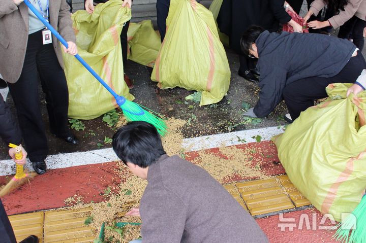 [제주=뉴시스] 오영재 기자 = 19일 오전 제주도청 앞에서 열린 기후재난 대책 마련 촉구 기자회견에서 제주도 공무원들이 주최 측인 전국농민회총연맹 제주도연맹이 버리고 간 썩은 무, 브로콜리, 콩 등 농작물을 치우고 있다. 2024.11.19. oyj4343@newsis.com 