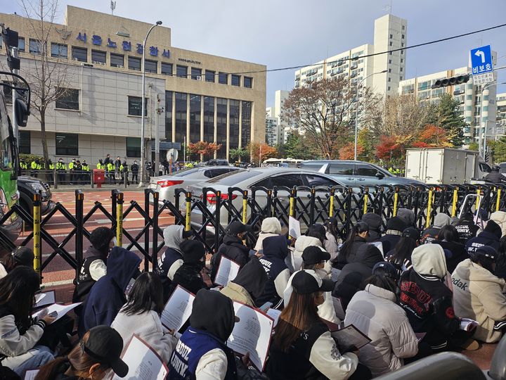 [서울=뉴시스] 조성하 기자 = 서울여대 학생 등 500여명(주최 측 추산)이 '명예훼손 무죄 결정'을 촉구하며 서울 노원구 노원경찰서 앞에 집결했다. 2024.11.19. create@newsis.com *재판매 및 DB 금지