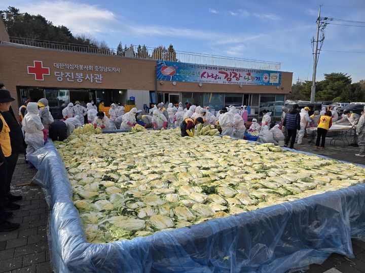 [당진=뉴시스] 한국동서발전 당진발전본부가 18~19일 대한적십자사과 함께 김장 김치를 담갔다. (사진=당진시 제공) 2024.11.19. photo@newsis.com *재판매 및 DB 금지