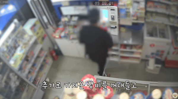 한 남성이 무인 편의점의 계산대를 강제로 열기 위해 연장을 사용하고 있다. (사진=경찰청 유튜브 갈무리) 2024. 11. 19. photo@newsis.com *재판매 및 DB 금지