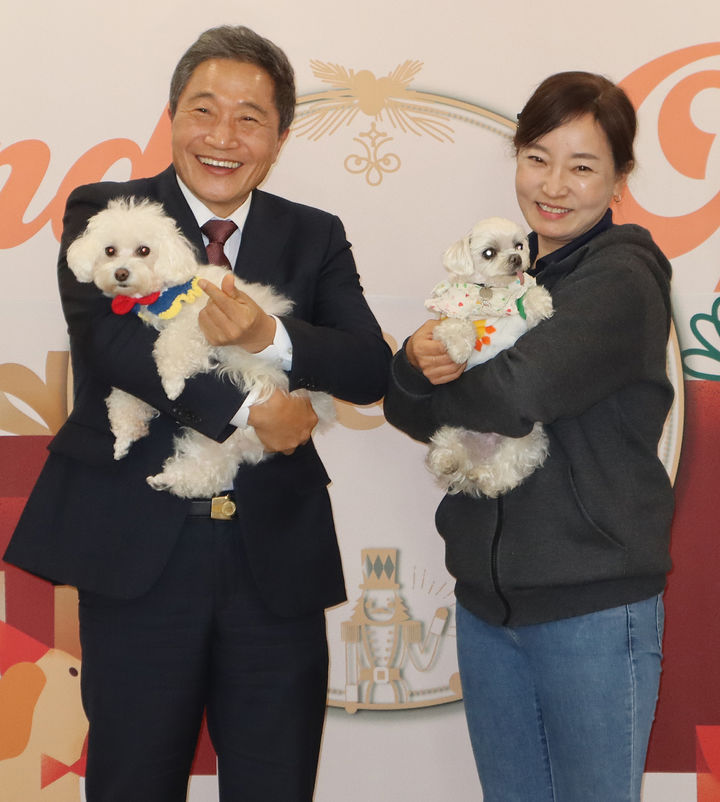 [인천공항=뉴시스] 이학재(왼쪽) 인천공항공사 사장이 지난 18일 오후 인천공항 제1교통센터에서 열린 ‘인천공항 펫라운지 오픈식’에 참석해 참석자와 기념촬영을 하고 있다. 2024.11.19. (사진=인천공항공사 제공) photo@newsis.com *재판매 및 DB 금지