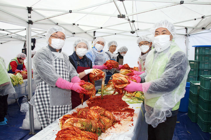 [창원=뉴시스] 홍남표 경남 창원시장(왼쪽 첫번째)이 19일 창원스포츠파크 만남의 광장에서 열린 창원시자원봉사단체협의회 사랑의 김장 담그기 및 나눔행사에서 김장 담그기에 참가하고 있다. (사진=창원시청 제공) 2024.11.19. photo@newsis.com *재판매 및 DB 금지