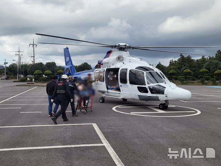 [제주=뉴시스] 19일 오전 제주 서귀포시 표선면 소재 식품사업장에서 지게차에 깔린 작업자가 소방헬기에 의해 병원으로 옮겨지고 있다. (사진=제주소방안전본부 제공) 2024.11.19. photo@newsis.com 