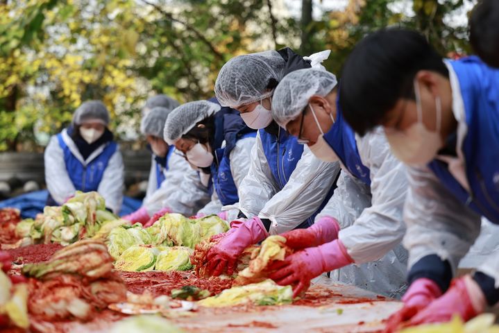 [서울=뉴시스] 서울교통공사 직원·용답동 주민 등 40여 명의 봉사자들이 김치를 담그고 있다. 2024.11.19. (사진=서울교통공사 제공) *재판매 및 DB 금지