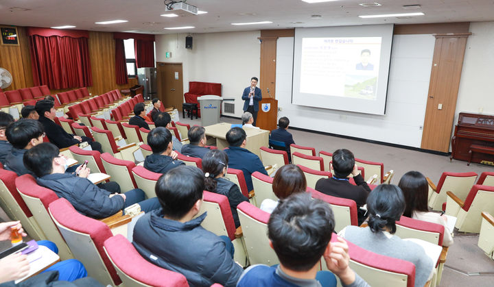 [대전=뉴시스] 충남대병원이 19일 중대재해처벌법 준수와 중대 재해 예방을 위한 안전 관리자 역량 강화 교육을 진행했다.(사진=충남대학교병원 제공). 2024.11.19. photo@newsis.com *재판매 및 DB 금지