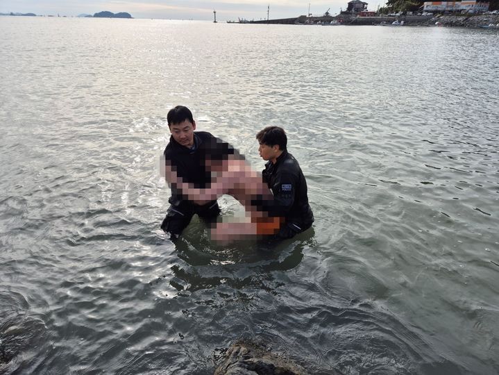 [보령=뉴시스] 19일 오후 2시 17분께 충남 보령시 남포면 죽도 앞 해상에서 50대 남성이 술에 취한 채 바다로 들어갔으나 무사히 구조됐다.(사진=보령해양경찰서 제공). 2024.11.19. photo@newsis.com *재판매 및 DB 금지