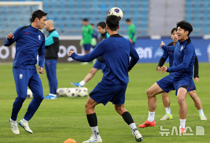 [암만(요르단)=뉴시스] 이영환 기자 = 축구 대표팀 손흥민이 18일 오후(현지시각) 요르단 암만 국제 경기장에서 훈련을 하고 있다.홍명보 감독이 이끄는 축구 대표팀은 오는 19일 이곳에서 팔레스타인과 2026 국제축구연맹(FIFA) 북중미 월드컵 아시아 3차 예선 B조 6차전을 치른다. 2024.11.19. 20hwan@newsis.com