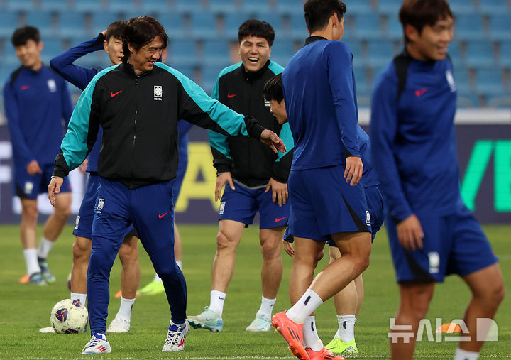 [암만(요르단)=뉴시스] 이영환 기자 = 홍명보 축구 대표팀 감독이 18일 오후(현지시각) 요르단 암만 국제 경기장에서 진행된 훈련에서 선수들을 지켜보며 미소를 짓고 있다.홍명보 감독이 이끄는 축구 대표팀은 오는 19일 이곳에서 팔레스타인과 2026 국제축구연맹(FIFA) 북중미 월드컵 아시아 3차 예선 B조 6차전을 치른다. 2024.11.19. 20hwan@newsis.com