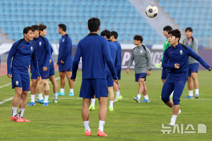 [암만(요르단)=뉴시스] 이영환 기자 = 축구 대표팀 이강인, 이태석이 18일 오후(현지시각) 요르단 암만 국제 경기장에서 공 돌리기를 하고 있다.홍명보 감독이 이끄는 축구 대표팀은 오는 19일 이곳에서 팔레스타인과 2026 국제축구연맹(FIFA) 북중미 월드컵 아시아 3차 예선 B조 6차전을 치른다. 2024.11.19. 20hwan@newsis.com