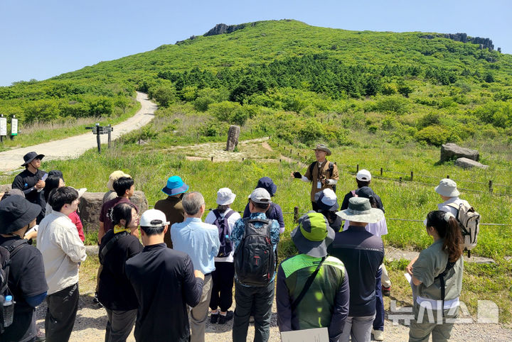 [광주=뉴시스] 무등산권 세계지질공원 현장 교육 프로그램. (사진=광주시청 제공). photo@newsis.com *재판매 및 DB 금지