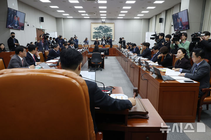 [서울=뉴시스] 고승민 기자 = 박찬대 국회 운영위원장이 19일 서울 여의도 국회에서 제418회 국회(정기회) 국회운영위원회 제7차 전체회의를 개의하고 있다. 2024.11.19. kkssmm99@newsis.com