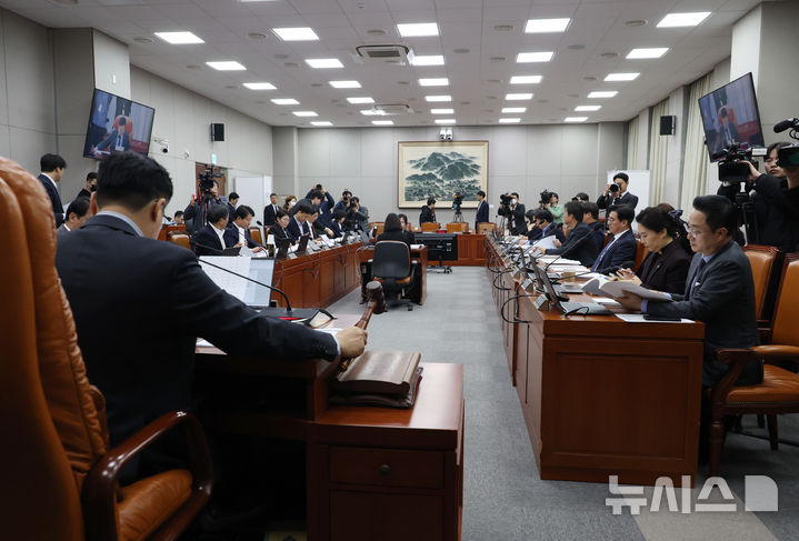 [서울=뉴시스] 고승민 기자 = 박찬대 국회 운영위원장이 19일 서울 여의도 국회에서 제418회 국회(정기회) 국회운영위원회 제7차 전체회의를 개의하고 있다. 2024.11.19. kkssmm99@newsis.com