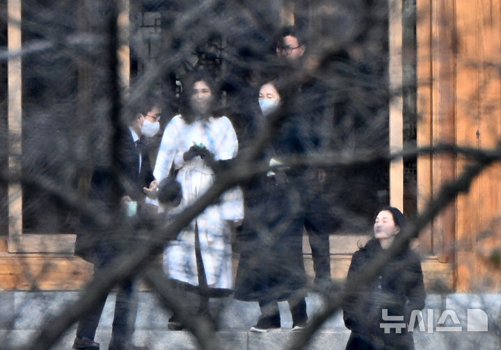 [용인=뉴시스] 김종택 기자 = 홍라희 전 삼성미술관 리움 관장, 이부진 호텔신라 사장, 이서현 삼성물산 사장, 김재열 삼성글로벌리서치 사장이 19일 오전 경기도 용인 호암미술관 인근 선영에서 열린 호암 이병철 삼성 창업회장의 37주기 추도식에 참석해 이동하고 있다. (공동취재) 2024.11.19. photo@newsis.com