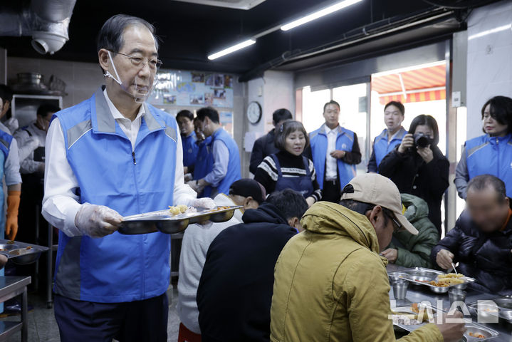 [서울=뉴시스] 최동준 기자 = 한덕수 국무총리가 19일 서울 영등포구 사랑의 급식소 토마스의 집을 방문해 배식봉사를 하고 있다. 2024.11.19. photocdj@newsis.com