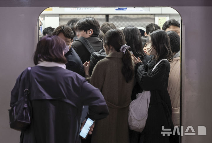 [서울=뉴시스] 정병혁 기자 = 지난 19일 서울 중구 지하철 3선 충무로역에서 시민들이 지하철에 탑승하고 있다. 2024.11.21. jhope@newsis.com