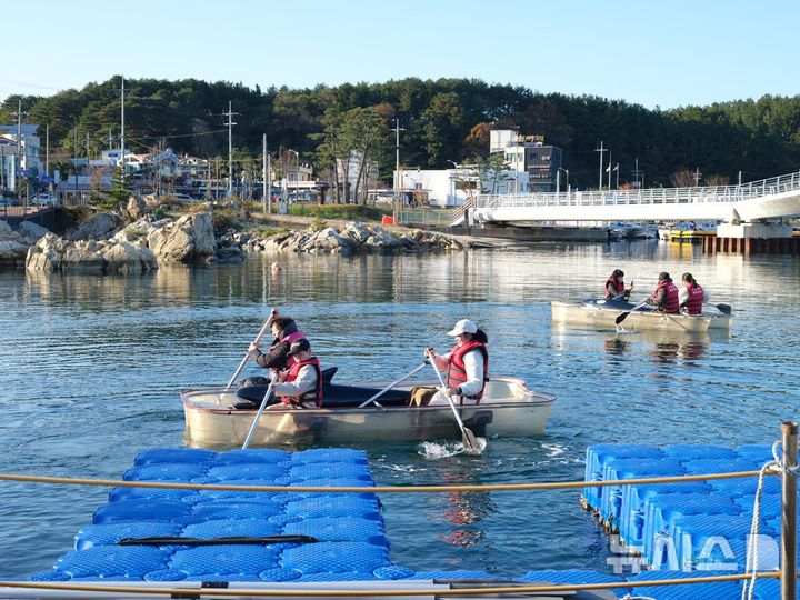 [서울=뉴시스] '쉬어가요 캠페인' 투명 카누 체험 모습. (사진=한국어촌어항공단 제공)