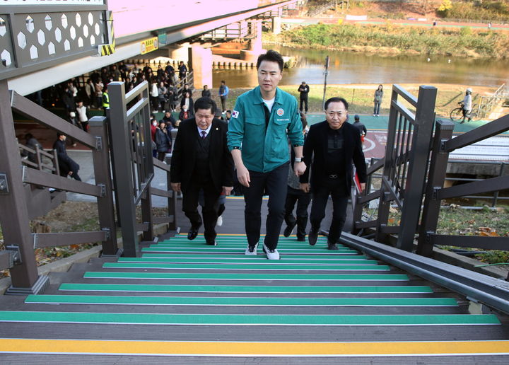 [서울=뉴시스] 오언석 도봉구청장이 관계 직원, 주민들과 함께 산책길을 오르고 있다. 2024.11.20. (사진=도봉구 제공) *재판매 및 DB 금지