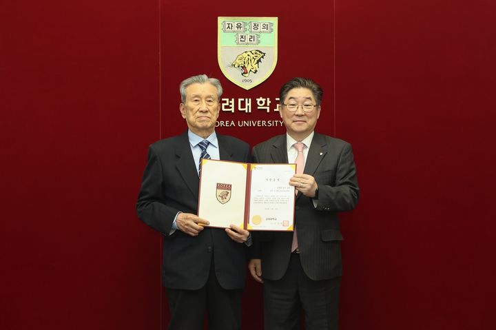 유휘성 기부자(왼쪽)와 김동원 고려대 총장(오른쪽)이 기부식에서 기념 촬영을 하고 있다. (사진=고려대 제공) *재판매 및 DB 금지