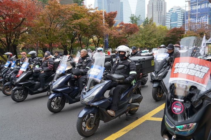 [서울=뉴시스] 민주노총 공공운수노조 라이더유니온과 화물연대 등은 20일 오후 서울 영등포구 여의도 국회의사당 앞 국회대로에서 '안전입법 쟁취 공동투쟁대회'를 개최했다. (사진=공공운수노조 제공) 2024.11.20. *재판매 및 DB 금지