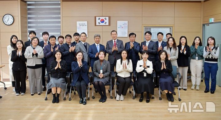 [세종=뉴시스]한국농수산식품유통공사(aT)는 홍문표 사장이 지난 19일 서울경기지역본부와 인천지역본부를 방문해 올해 주요 사업성과를 점검하고 현안사항에 대해 직원들과 소통하는 자리를 가졌다.(사진=aT 제공)