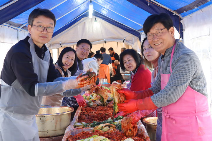 [수원=뉴시스] 수원구치소 교정협의회가 지난 18일부터 3일간 수용자 가족을 돕기 위한 '사랑의 김장 나눔' 행사를 진행했다. (사진=수원구치소 제공) 2024.11.20. photo@newsis.com *재판매 및 DB 금지