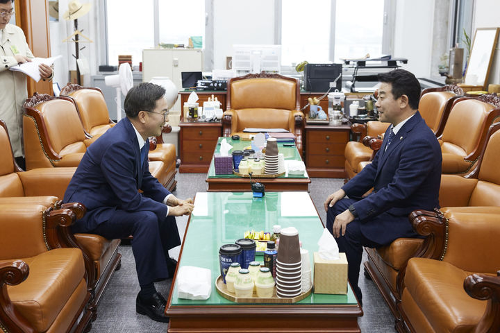 [수원=뉴시스] 20일 국회 본관에서 김동연 경기도지사가 2025년 경기도 주요 국비 사업 확보 건의를 위해 박정 예산결산특별위원회 위원장과 면담하고 있다. (사진=경기도 제공) 2024.11.20. photo@newsis.com *재판매 및 DB 금지