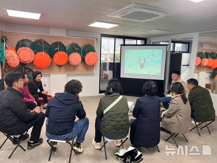 [제주=뉴시스] 제주도는 오피스에서 원격근무를 하고, 지역체험도 하는 '어나더 오피스+'를 공무원을 대상으로 시범 운영하고 있다. (사진=제주도 제공) 2024.11.20. photo@newsis.com