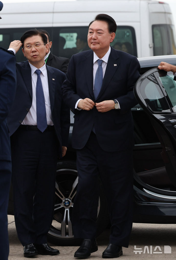 [리우데자네이루=뉴시스] 조수정 기자 = APEC 정상회의와 G20 정상회의 일정을 마치고 귀국하는 윤석열 대통령이 19일(현지시각) 브라질 리우데자네이루 갈레앙 공군기지에 도착해 공군 1호기로 향하고 있다. 2024.11.20. chocrystal@newsis.com