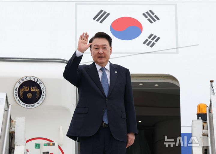 [리우데자네이루=뉴시스] 조수정 기자 = APEC 정상회의와 G20 정상회의 일정을 마치고 귀국하는 윤석열 대통령이 19일(현지시각) 브라질 리우데자네이루 갈레앙 공군기지에서 공군 1호기에 탑승하며 손 인사를 하고 있다. 2024.11.20. chocrystal@newsis.com