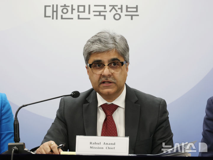 [서울=뉴시스] 김명원 기자 = 라훌 아난드 IMF 한국 미션단장이 20일 오전 서울 종로구 정부서울청사에서 2024년 IMF 연례협의 결과 브리핑을 하고 있다. 2024.11.20. kmx1105@newsis.com