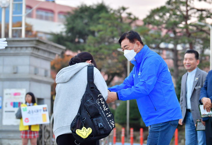 김한종 전남 장성군수가 장성고 앞에서 수능 수험생을 격려하고 있다. (사진=장성군 제공) photo@newsis.com *재판매 및 DB 금지