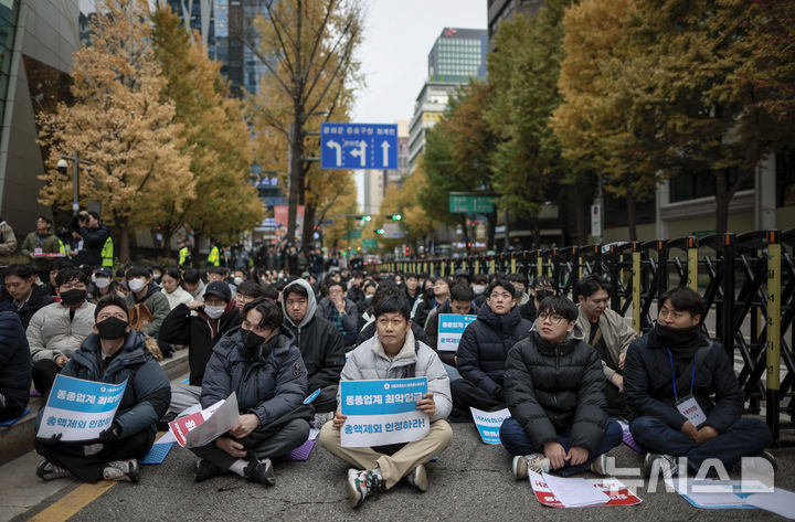 [서울=뉴시스] 정병혁 기자 = 20일 서울 중구 서울시청 앞에서 열린 임금과 복지 정상화를 위한 쟁의행위 출정집회에서 서울교통공사 올바른노동조합 조합원들이 피켓을 들고 있다. 2024.11.20. jhope@newsis.com