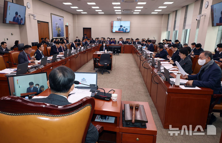 [서울=뉴시스] 고승민 기자 = 이철규 국회 산자중기위원장이 20일 서울 여의도 국회에서 열린 제418회 국회(정기회) 산업통상자원중소벤처기업위원회 제9차 전체회의를 주재하고 있다. 2024.11.20. kkssmm99@newsis.com