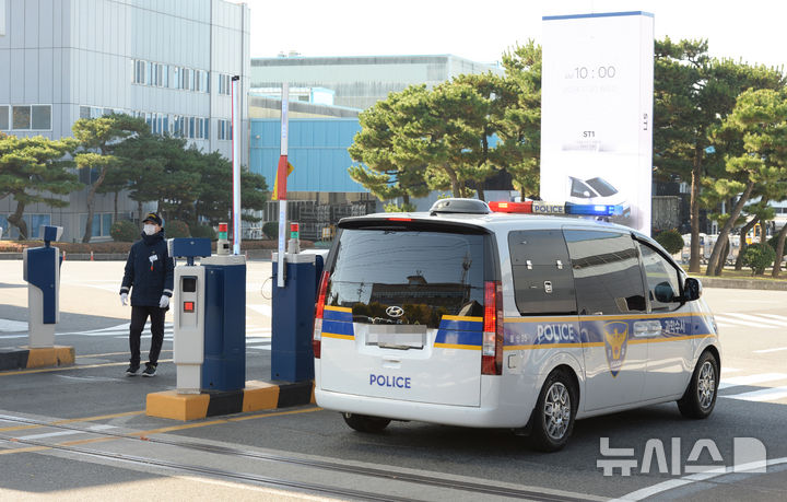 [울산=뉴시스] 배병수 기자 = 지난 19일 울산 북구 현대자동차 울산공장에서 차량 성능 테스트 작업을 하던 연구원 3명이 숨진 가운데 20일 오전 울산경찰청 승합차량이 합동감식을 위해 공장 입구로 진입하고 있다. 2024.11.20. bbs@newsis.com