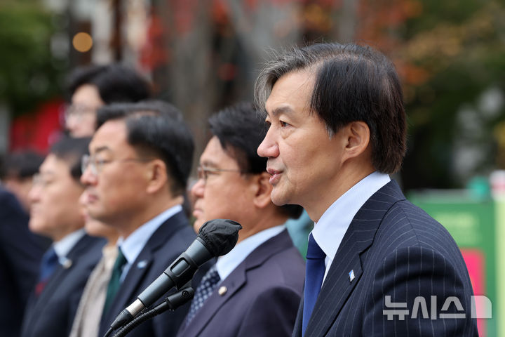 [서울=뉴시스] 배훈식 기자 = 조국 조국혁신당 대표가 20일 오전 서울 종로구 광화문광장에서 열린 대통령 윤석열 탄핵소추안 초안 공개 기자회견에서 발언하고 있다. 2024.11.20. dahora83@newsis.com