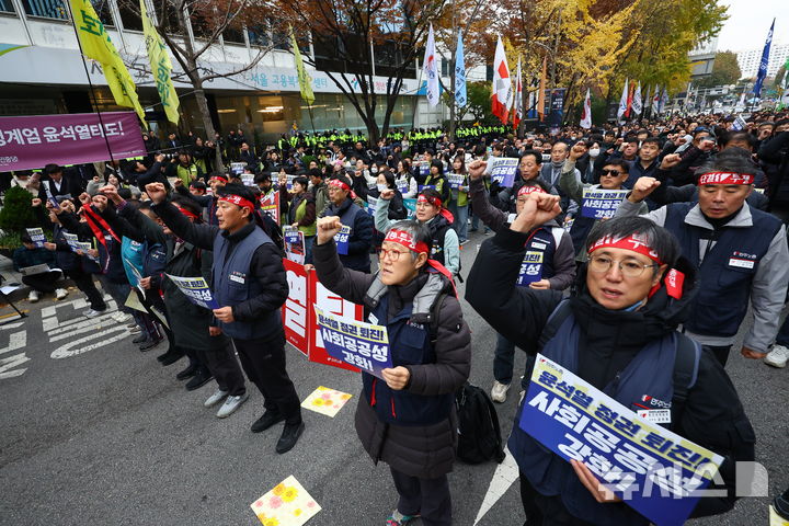 [서울=뉴시스] 황준선 기자 = 민주노총 조합원들이 20일 오후 서울 중구 서울지방고용노동청 앞에서 '참지 말고 몰아내자! 윤석열 정권 퇴진! 노동기본권-사회공공성 쟁취 민주노총 결의대회'를 열고 구호를 외치고 있다. 2024.11.20. hwang@newsis.com