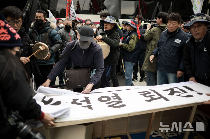 [서울=뉴시스] 정병혁 기자 = 20일 서울 서대문구 농협중앙회 앞에서 열린 쌀값보장 농민결의대회에 참가한 농민들이 '윤석열 퇴진'이라고 적힌 관을 들고 있다. 2024.11.20. jhope@newsis.com