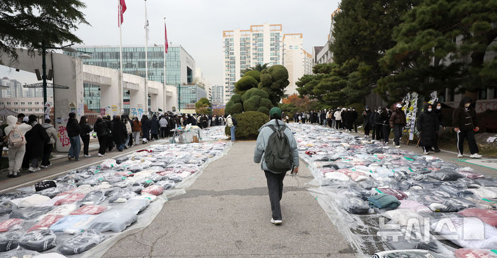 [서울=뉴시스] 김선웅 기자 = 20일 서울 성북구 동덕여자대학교에서 학생들이 남녀공학 전환 관련 내용을 논의하는 학생총회에 참석하는 옆으로 과 잠바가 놓여 있다. 2024.11.20. mangusta@newsis.com