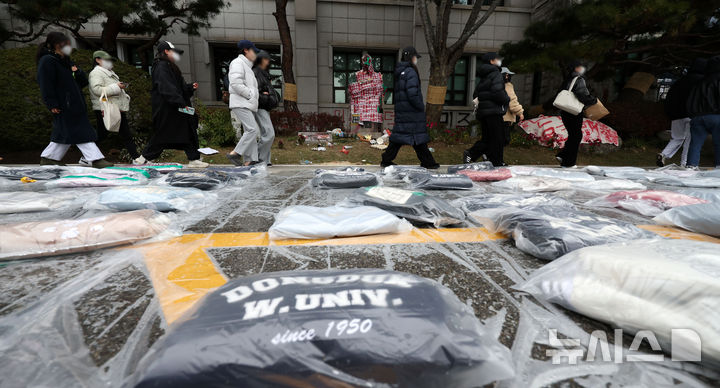 [서울=뉴시스] 김선웅 기자 = 20일 서울 성북구 동덕여자대학교에서 학생들이 남녀공학 전환 관련 내용을 논의하는 학생총회에 참석하는 옆으로 과 잠바가 놓여 있다. 2024.11.20. mangusta@newsis.com