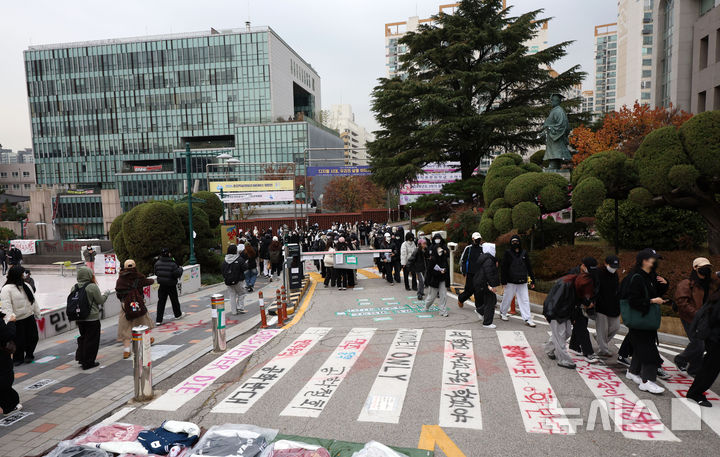 [서울=뉴시스] 김선웅 기자 = 20일 서울 성북구 동덕여자대학교에서 학생들이 남녀공학 전환 관련 내용을 논의하는 학생총회에 참석하고 있다. 2024.11.20. mangusta@newsis.com