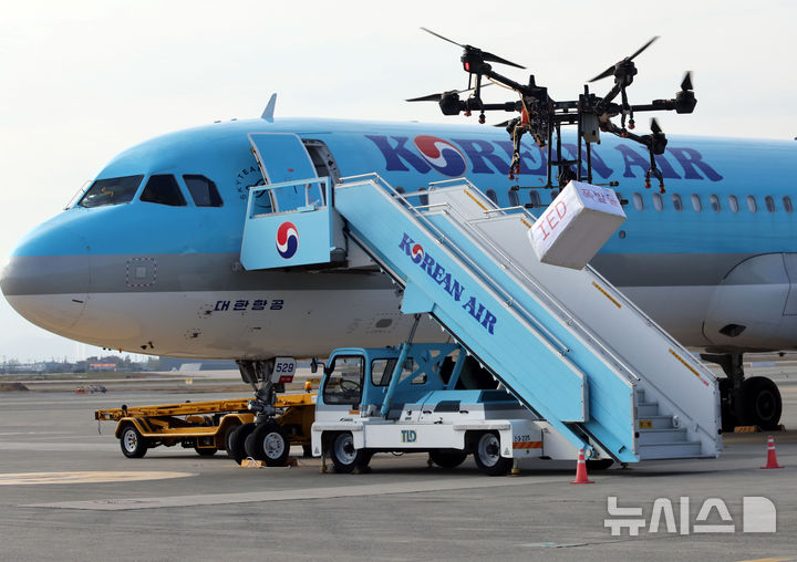 [부산=뉴시스] 하경민 기자 = '2024년도 김해국제공항 대테러 종합훈련'이 열린 20일 부산 강서구 김해국제공항에서 테러범들이 드론을 이용한 폭발물 테러를 하고 있다.   이날 훈련에는 한국공항공사 부산본부, 국가정보원, 부산지방항공청, 국군방첩사령부, 부산경찰청, 공군 제5공중기동비행단, 대한항공 등 12개 기관 120여 명이 참여했으며, 대한항공 A321 여객기를 비롯해 폭발물처리차량, 군 장갑차 등 25종 29대 장비가 동원됐다. 2024.11.20. yulnetphoto@newsis.com